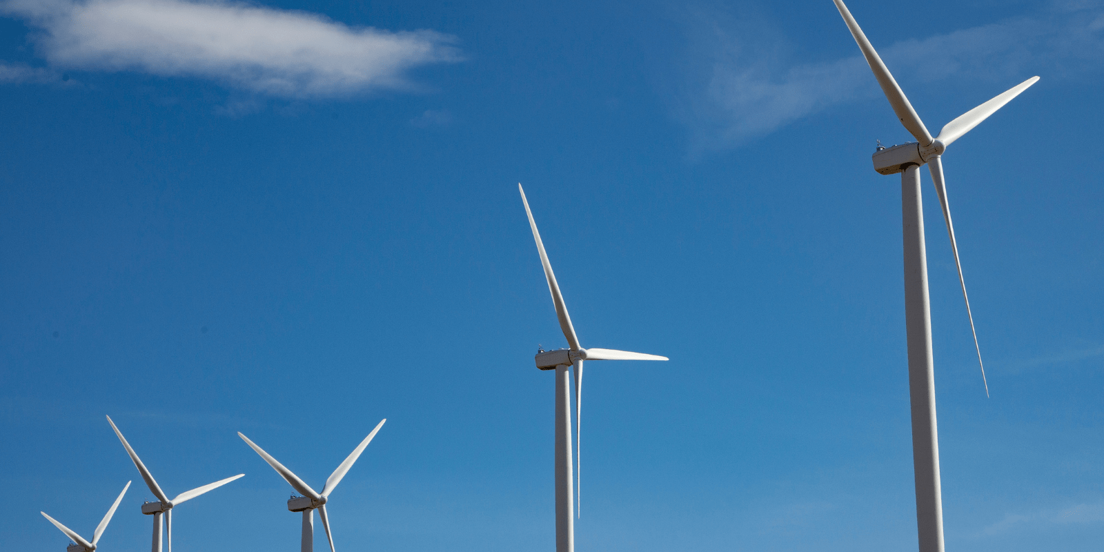 Windräder unter blauem Himmel als Symbol für erneuerbare Energien und Nachhaltigkeit