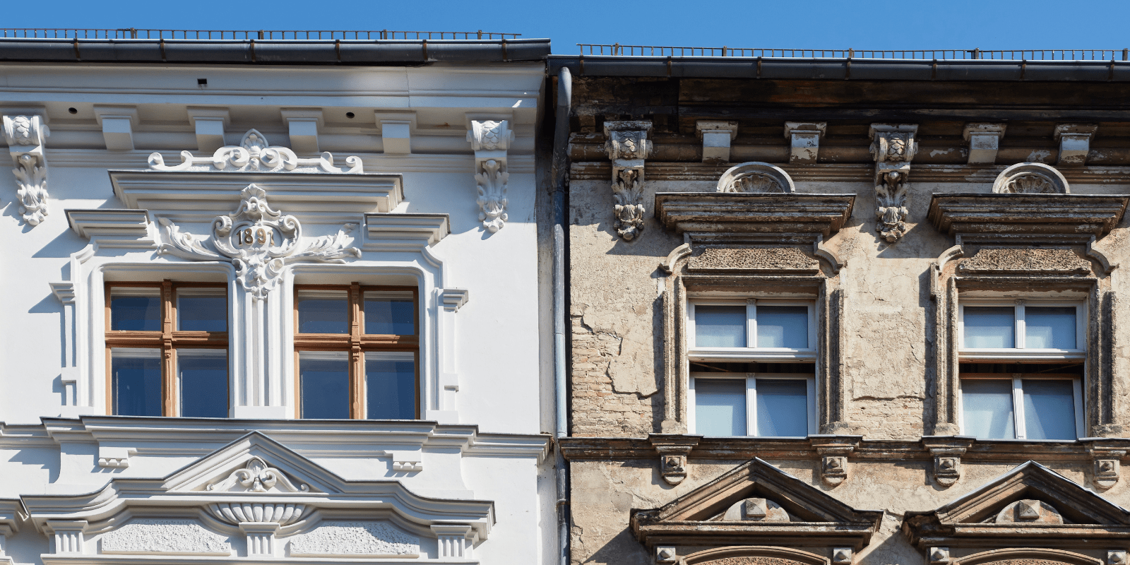 Gebäude mit geteilter Fassade: rechte Seite alt und unrenoviert, linke Seite neu renoviert – vor blauem Himmel